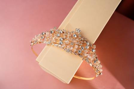 8 Smart Rules for Wearing Statement Jewelry with Style