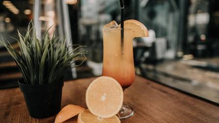 9 sunne sommerdrikker for å bekjempe varmen: Hydrer smart og hold deg uthvilt