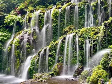 4 Spectacular Waterfalls Worth Traveling For